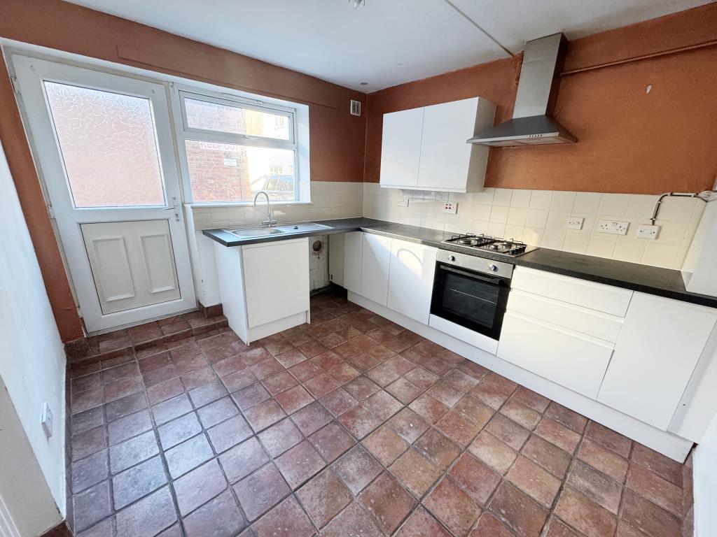 Lot: 81 - FREEHOLD BLOCK OF FOUR TWO-BEDROOM FLATS - Kitchen - Flat 5a